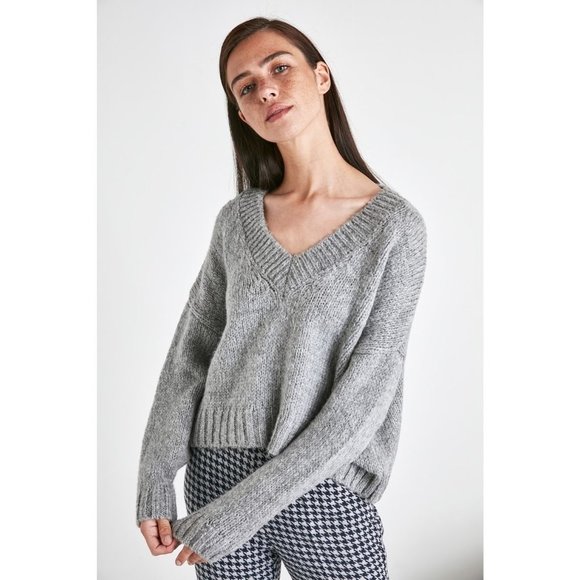 Hollister Sweaters - HOLLISTER Grey Cotton V-Neck Cropped Boxy Sweater